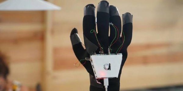 Crean guantes para “escuchar” con las manos