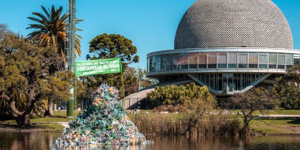 Instalan una isla flotante de plástico para concientizar acerca de la contaminación de los residuos