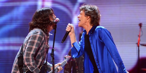Mick Jagger y Dave Grohl le cantan a la pandemia en “Eazy Sleazy”