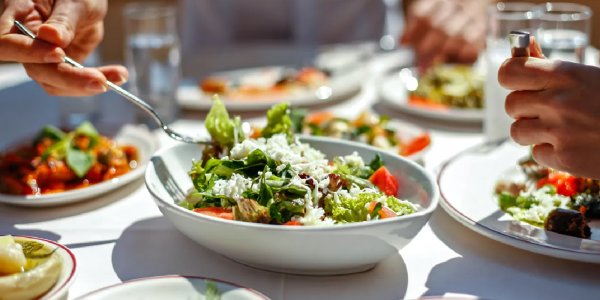 Un estudio confirma que la comida sabe mejor si la vemos antes de olerla