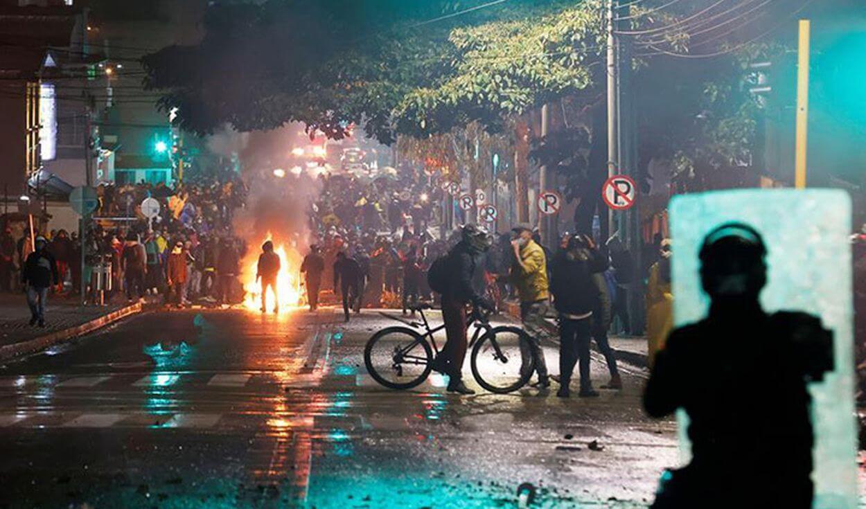 ESTUDIANTE COLOMBIANO: “LOS POLICÍAS MANDAN BOMBAS LACRIMÓGENAS DENTRO DE LAS CASAS, ROMPEN LAS VENTANAS”