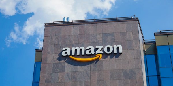 Descubrieron una red de personas que publicaban reseñas falsas en Amazon a cambio de regalos