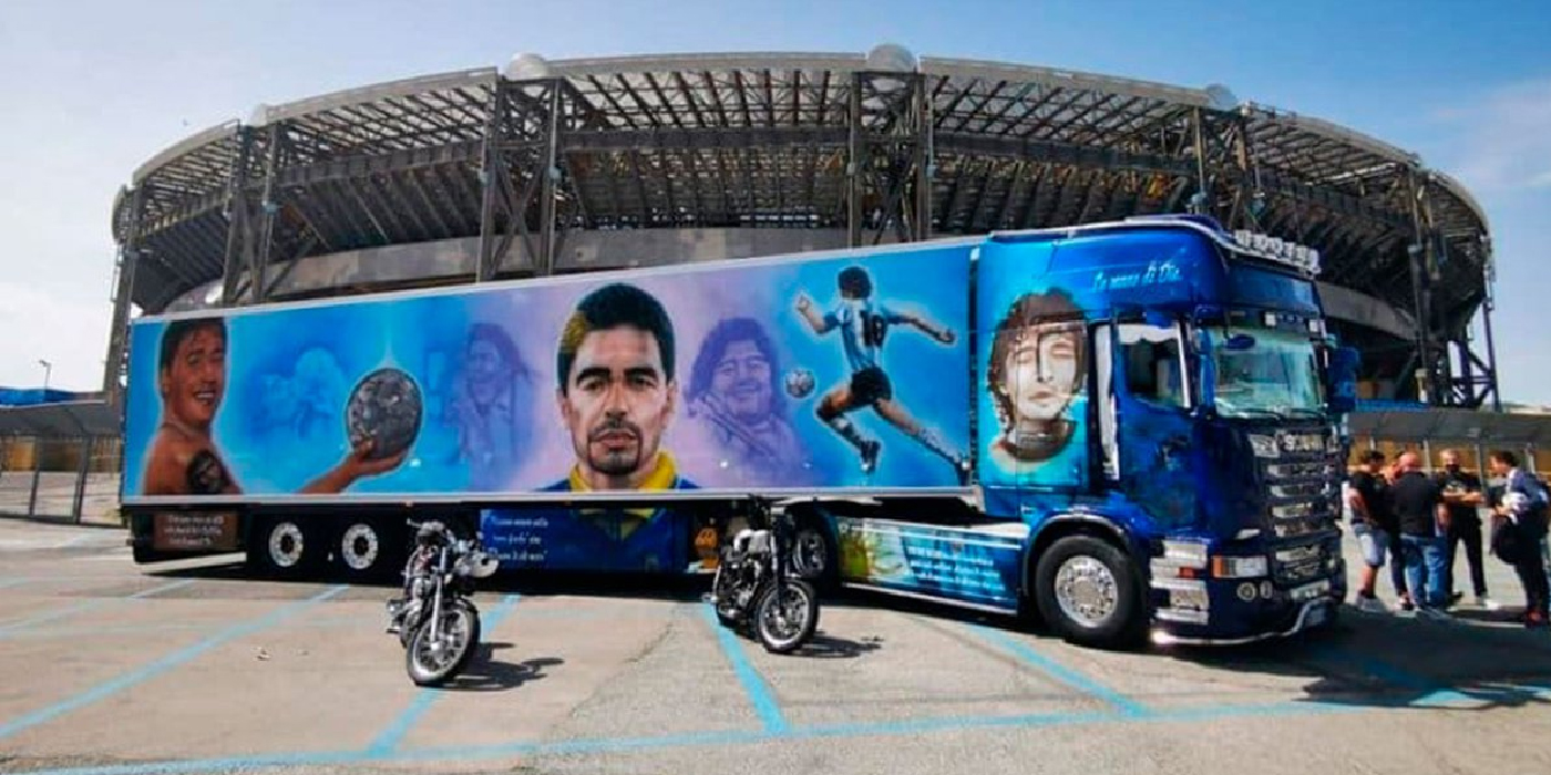 Nápoles: Ploteó su camión en homenaje al Diego y causa sensación
