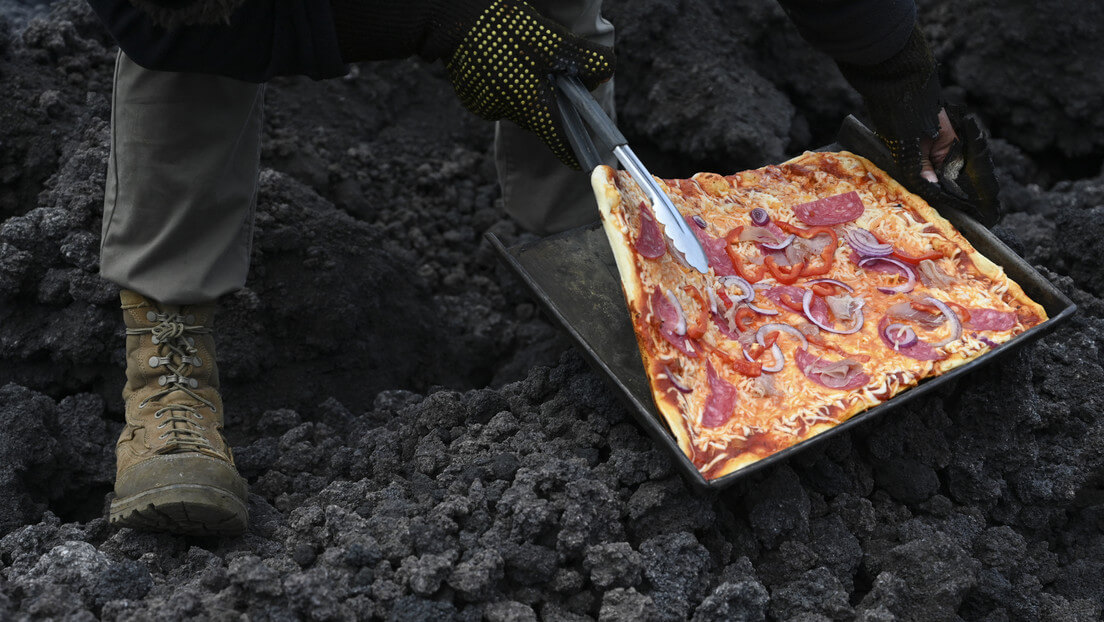 Un hombre vende pizza cocinada en ríos de lava