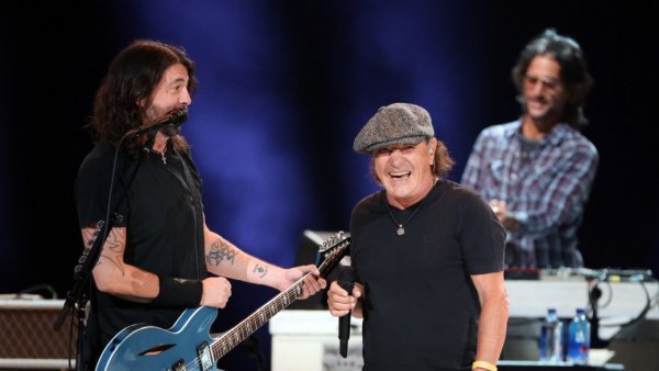 Brian Johnson se unió a Foo Fighters  para hacer un clasico de AC/DC