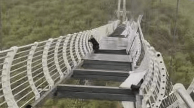 Se rompió un puente de cristal en China y dejó a un turista colgado a 100 metros de altura