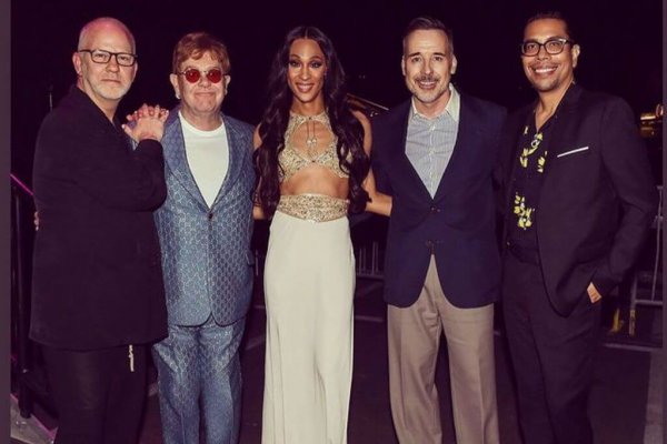 Elton John se presentó en la proyección de una serie: ¿De cuál?