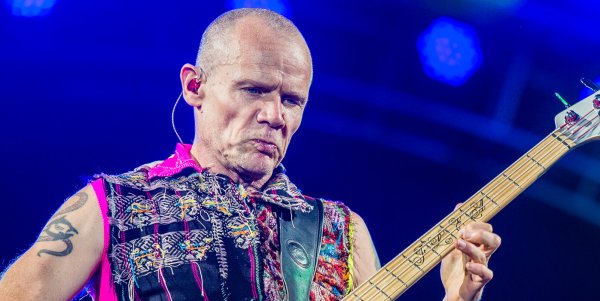 El bajista de Red Hot Chili Peppers actuará con Brad Pitt y Margot Robbie