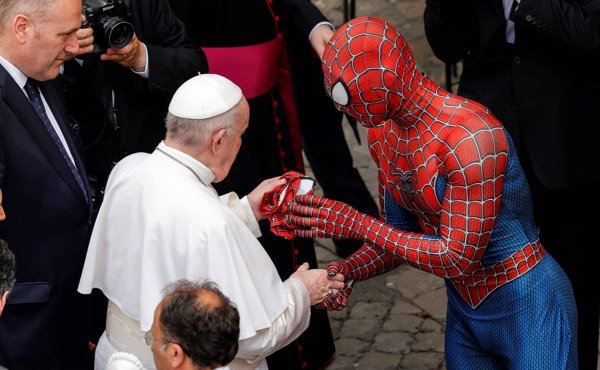 ¡El Papa recibió a Spider-Man!