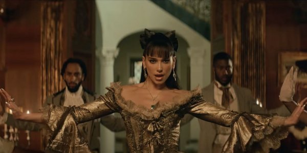 Dua Lipa estrena video al estilo Bridgerton con “Demeanor”