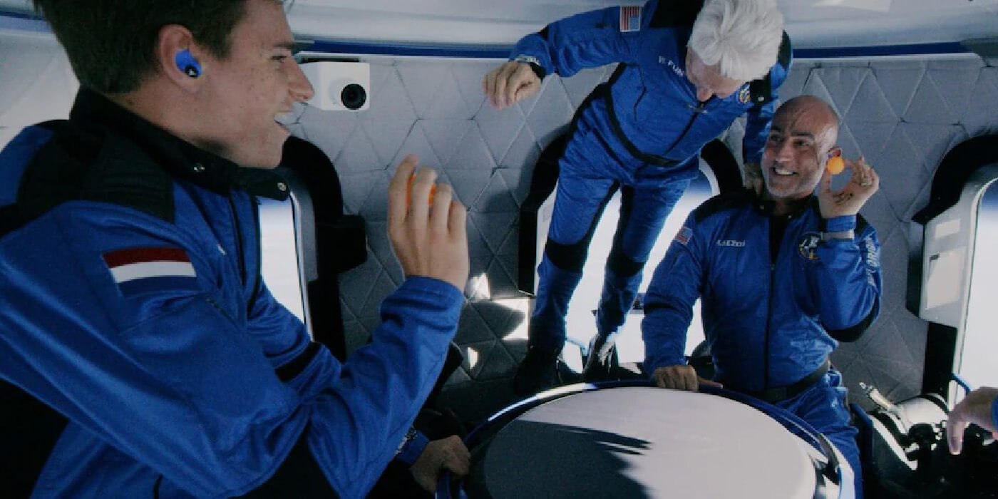Viral: Mirá el momento en el que Jeff Bezos y los tripulantes flotaron en gravedad cero