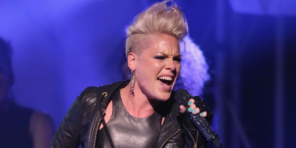 Pink se ofreció a pagar la multa del equipo femenino de handball de Noruega impuesta por no usar bikinis