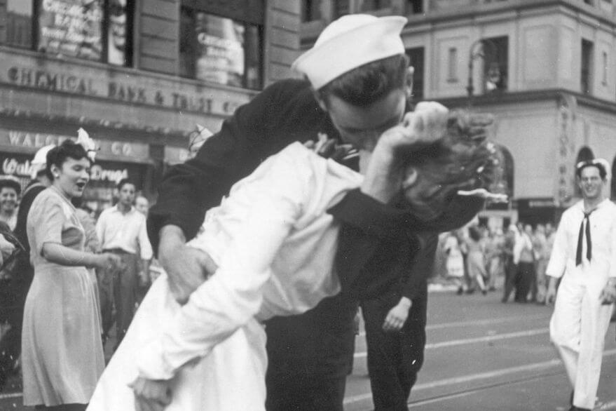 6 de julio: Día Internacional del Beso Robado