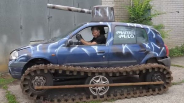 Un youtuber transformó su Renault Clio en un tanque