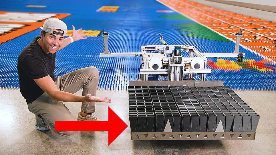 Un ex ingeniero de la NASA construyó un robot que coloca fichas de dominó