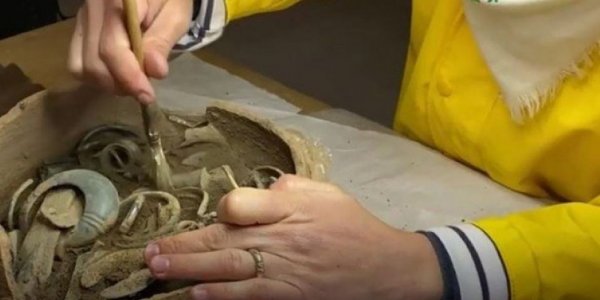 Hallan un tesoro de 2.800 años en un cementerio en Francia
