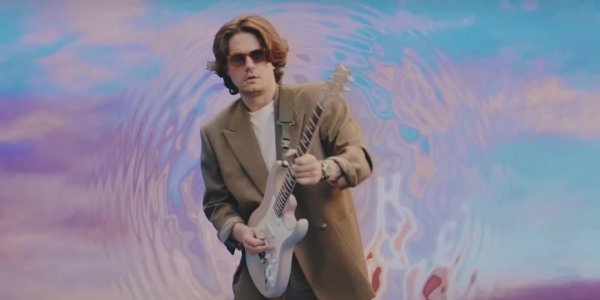 John Mayer canta por las nubes en su nuevo video “Wild Blue”