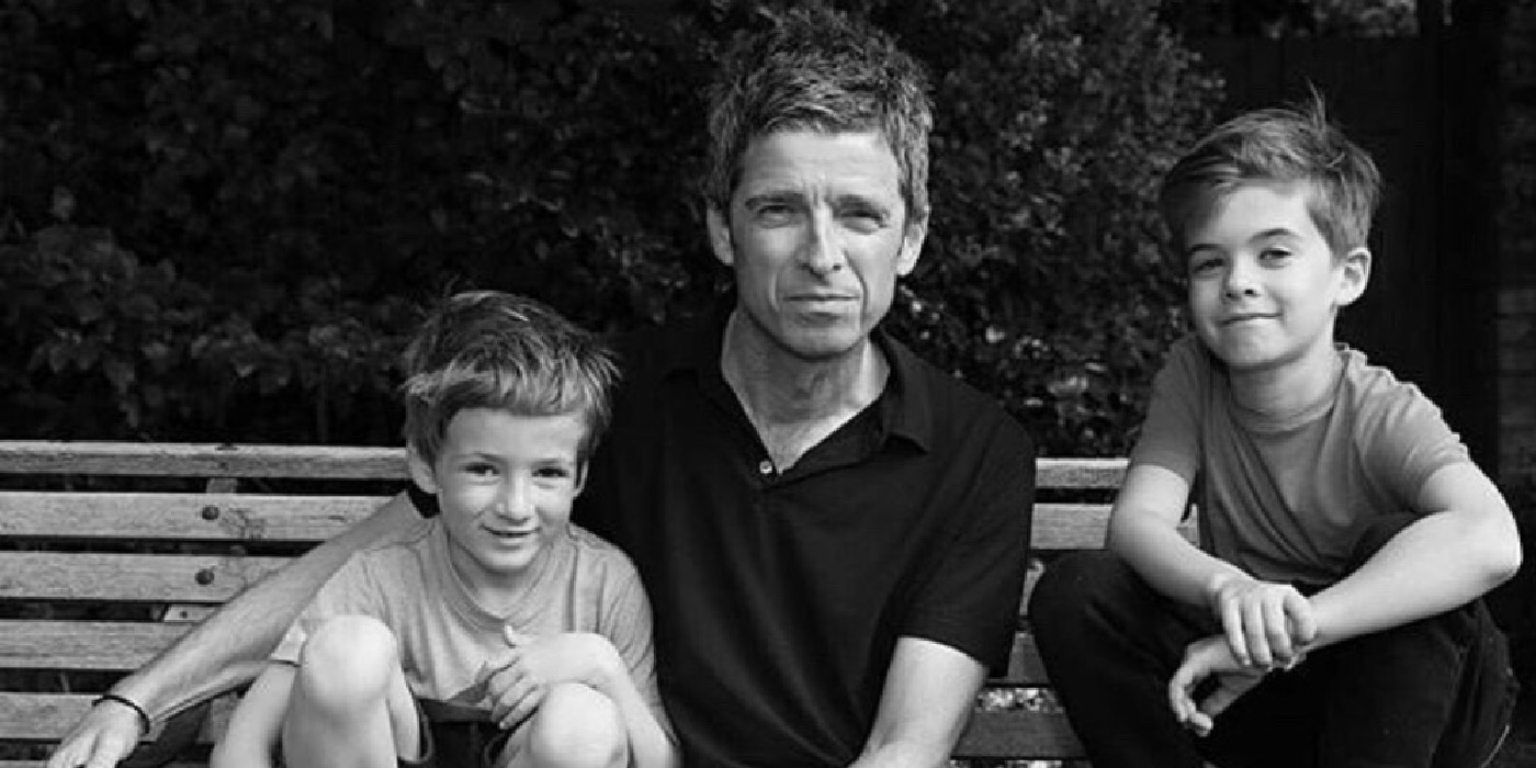 Noel Gallagher confesó que su hijo de 10 años le enseñó a tocar AC/DC