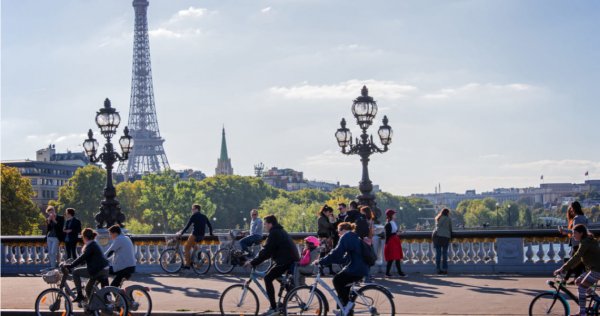 Francia ofrece 1.500 euros a los que cambien el auto por la bicicleta eléctrica