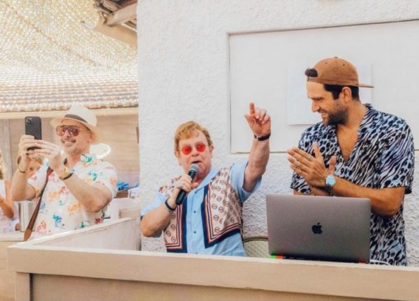 Elton John sorprendió con un show improvisado en un bar de Cannes