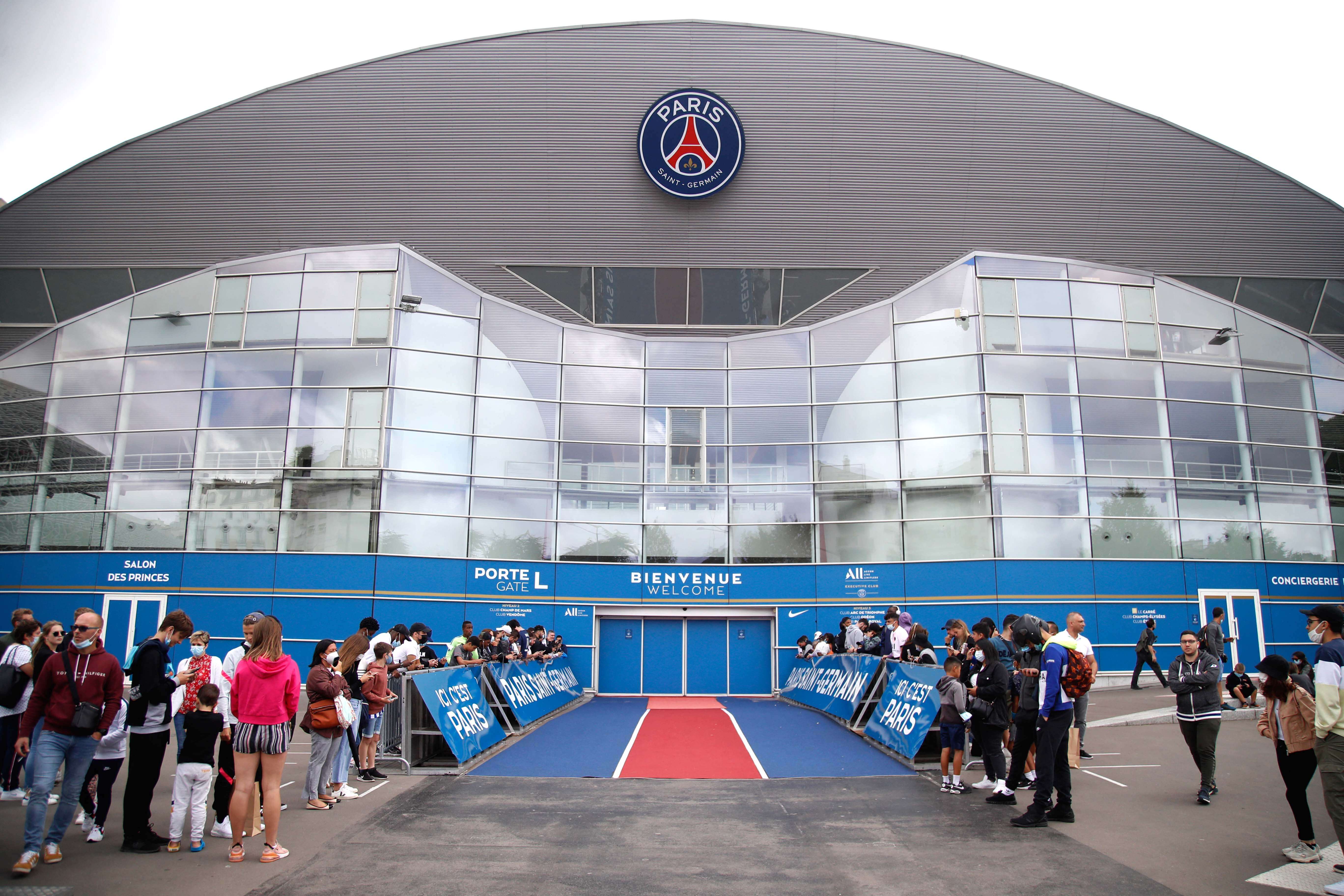 Cientos de fanáticos del PSG esperan a Messi en el aeropuerto y el estadio