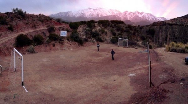 Construyeron una cancha en medio de las montañas