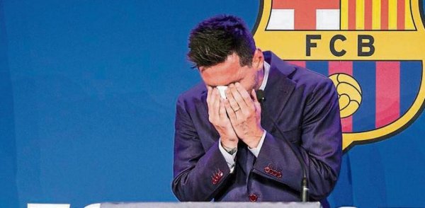 Subastan el pañuelo que usó Messi en la despedida del Barcelona