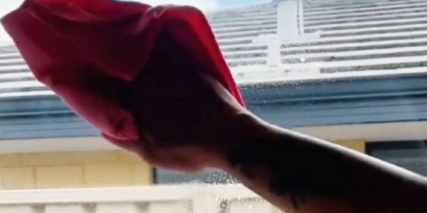 Mujer comparte ingenioso truco para limpiar las ventanas y se vuelve viral