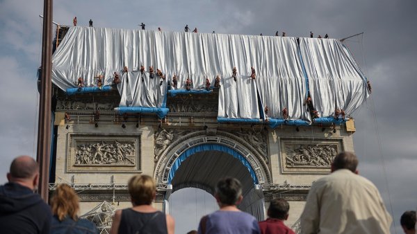 Una obra de arte “empaqueta” el Arco de Triunfo de París