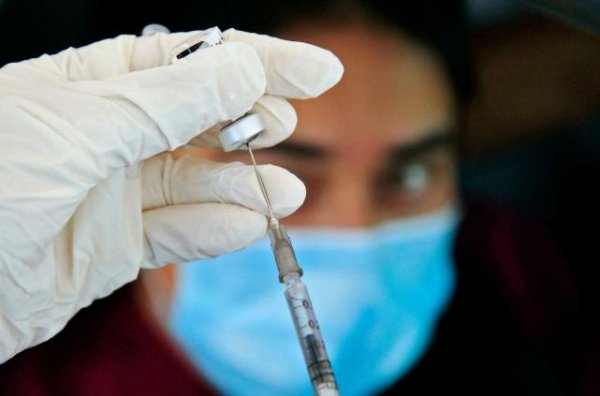 La OMS duda que una alta tasa de vacunación detenga la pandemia