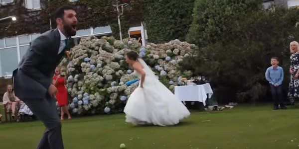 Viral: La novia bateó directo a la entrepierna de su esposo y el video es furor