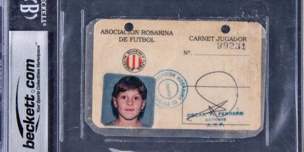 Subastan un carnet de Messi de cuando jugaba en Newell’s