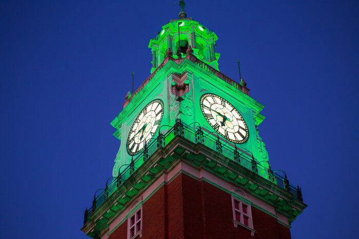 La Ciudad iluminó monumentos para generar conciencia sobre el Cambio Climático