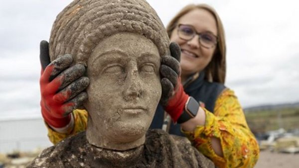 Hallan estatuas y objetos romanos al excavar un túnel ferroviario en Londres