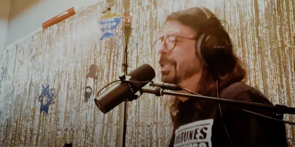 Dave Grohl y Greg Kurstin compartieron una versión de “Blitzkrieg Bop” para Janucá