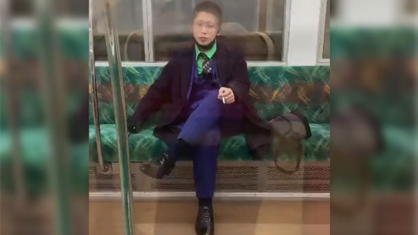 Se disfrazó de “Joker” y apuñaló a 17 pasajeros en un tren de Tokio