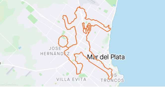 Hizo 63 km en bicicleta y “dibujó” a Maradona en el mapa de Mar del Plata