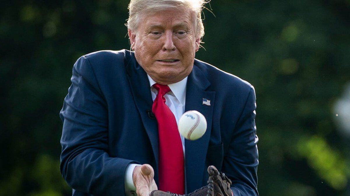 Viral: Trump golpeó sin querer a un nene con una pelota de béisbol