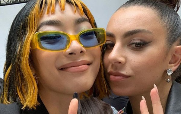 Charli XCX compartió un pequeño avance de su nuevo material