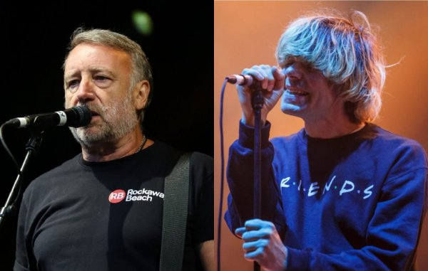 Tim Burgess y Peter Hook critican el porcentaje por las ventas de merchandising