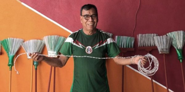 Ecología: Un mexicano transforma botellas de plástico en escobas