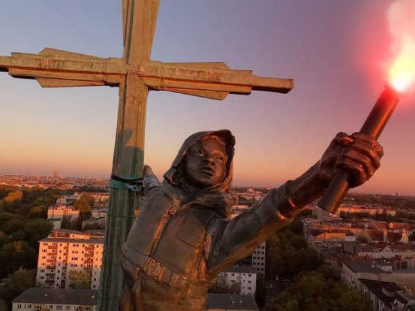 La escultura de un niño refugiado conmueve desde la cúpula de una iglesia de Berlín