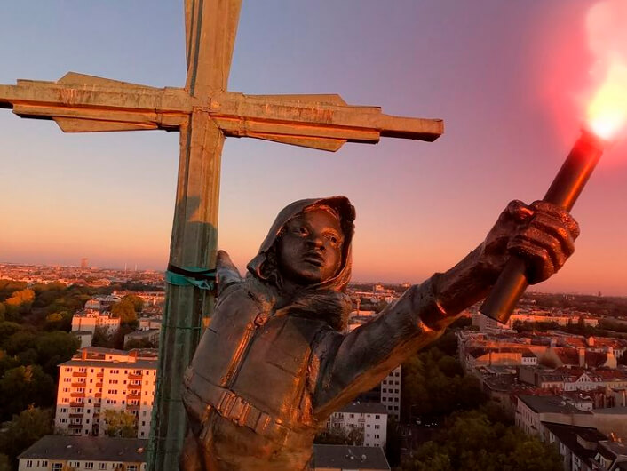 La escultura de un niño refugiado conmueve desde la cúpula de una iglesia de Berlín