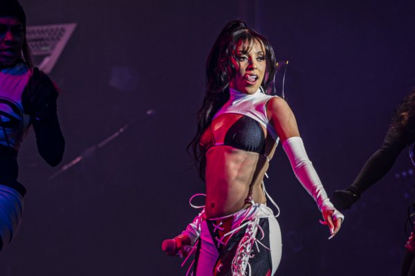 Detienen a un hombre por amenaza de bomba en un show de Doja Cat