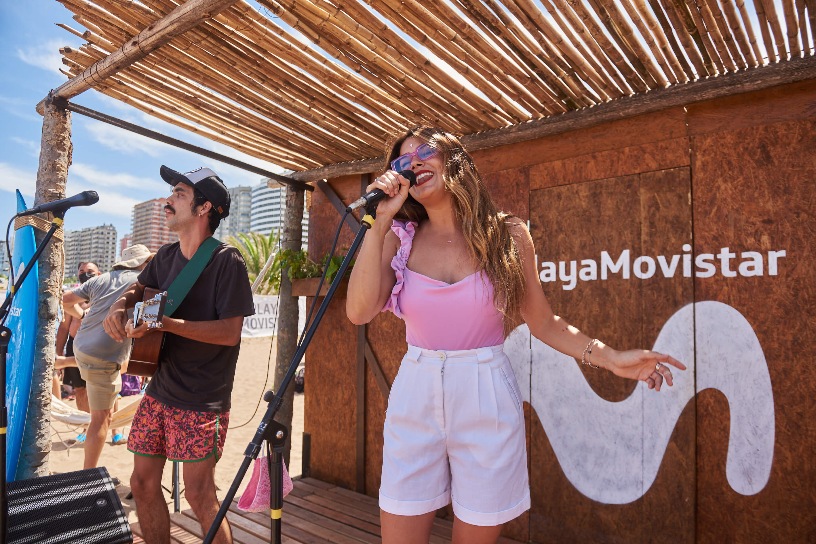 Se inauguró la Playa Movistar con un show acústico de Natalie Pérez