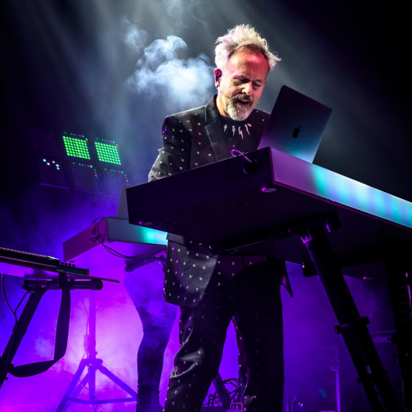HOWARD JONES DARA UN SHOW BENEFICO