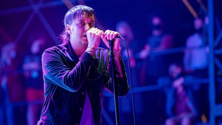 JULIAN CASABLANCAS MUY ENOJADO PORQUE NADIE DEFENDIO A CHRIS ROCK