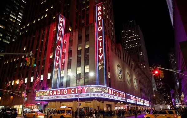 LA CIUDAD DE NEW YORK ELIMINA LA PRUEBA DE VACUNACIÓN PARA ENTRAR A TODO TIPO DE  ESPECTÁCULOS EN VIVO.