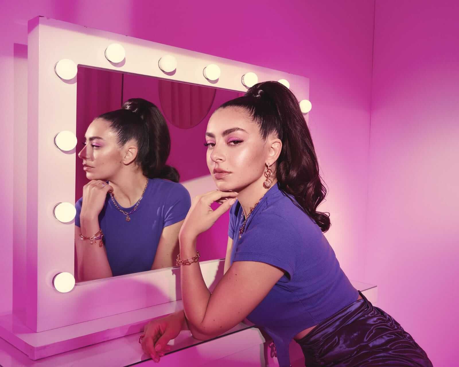 LA LISTA OFICIAL DE ALBUMES LIDERADA POR CHARLI XCX