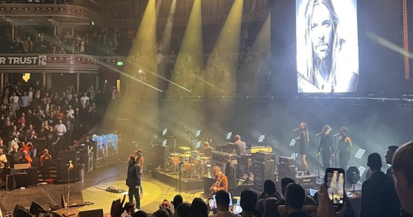 Liam Gallagher dedicó el clásico de Oasis “Live Forever” a la memoria de Taylor Hawkins